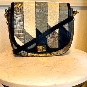 This Brahmin crossover body purse is perfect for every day use.